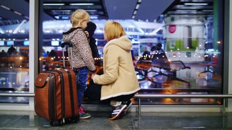 Familie-Vor-Der-Reise---Warten-Auf-Urlaub