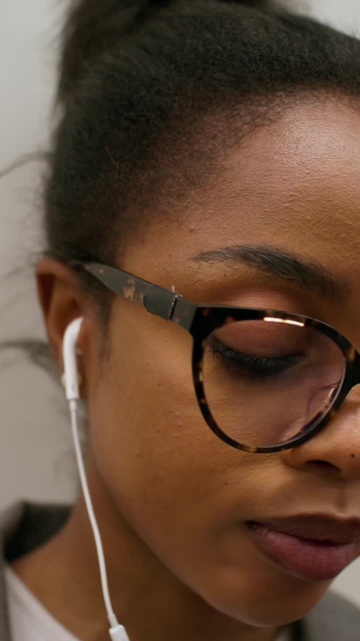 mujer joven escuchando música
