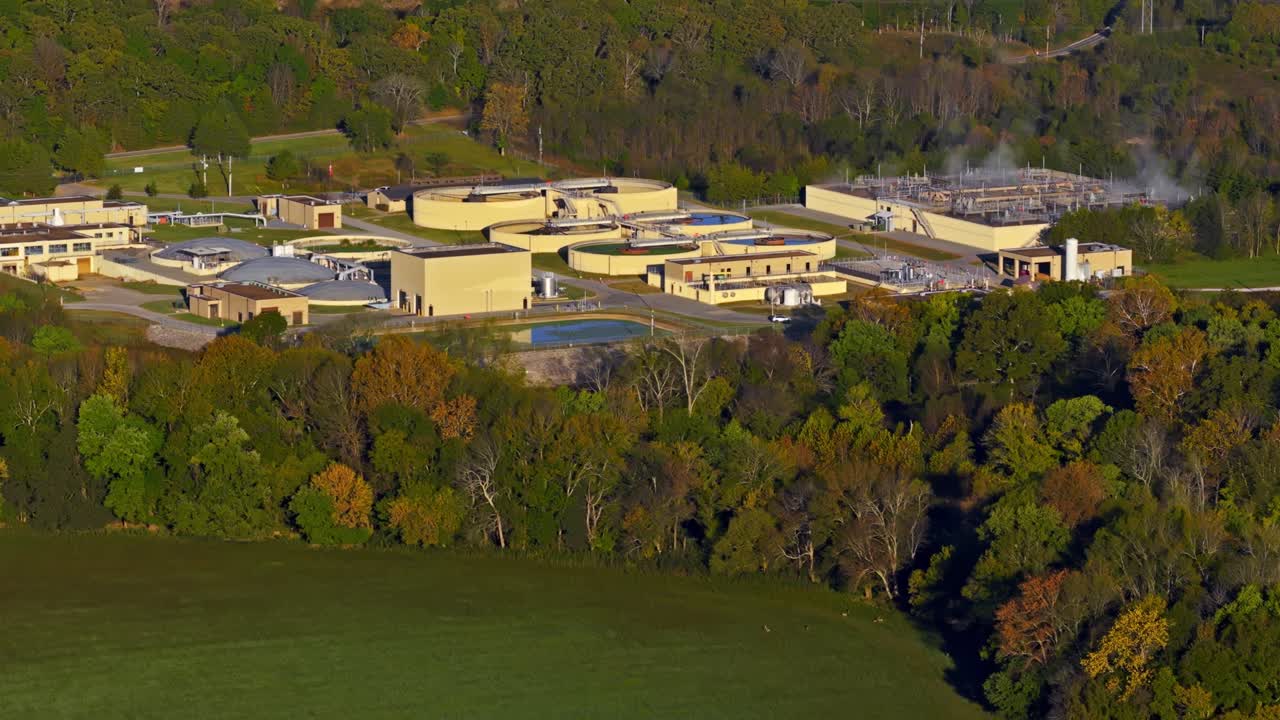 Vista aerea di un impianto di trattamento delle acque reflue a Fayetteville, Arkansas, USA.