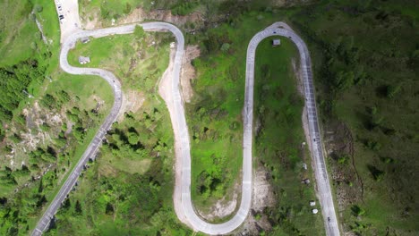 Statische-Luftaufnahme-Des-Giau-Passes-Mit-Kurven,-Dolomiten,-Italien