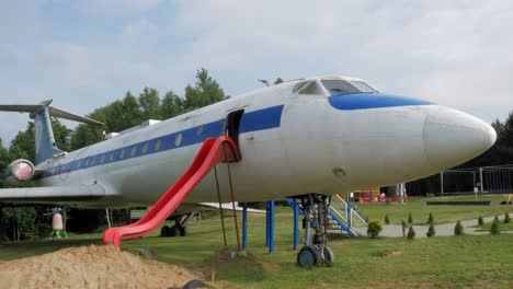 Modelo-De-Tamaño-Natural-De-Tupolev-134a-En-Un-Día-Soleado-En-El-Parque-Kashubian-De-Los-Gigantes,-Strysza-Buda,-Polonia