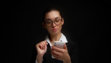 mujer de negocios hace un pedido en una tienda en línea a través de un teléfono celular, piensa, elige