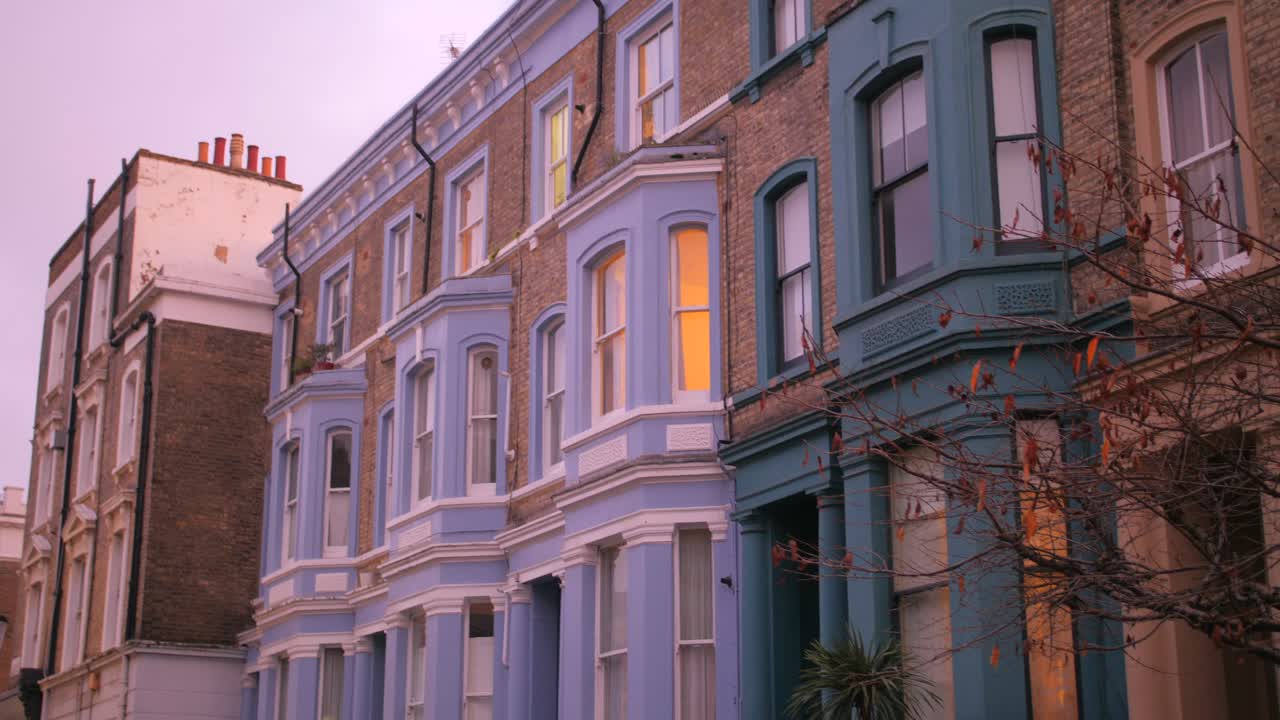 famoso distrito de notting hill con casas coloridas en londres, reino unido - panorámica