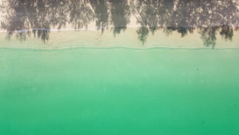 olas del mar y hermosa playa de arena vista aérea tiro de drones