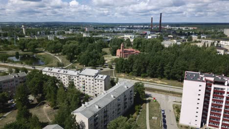 volando sobre la urss residencial a la iglesia y la zona industrial con la fábrica
