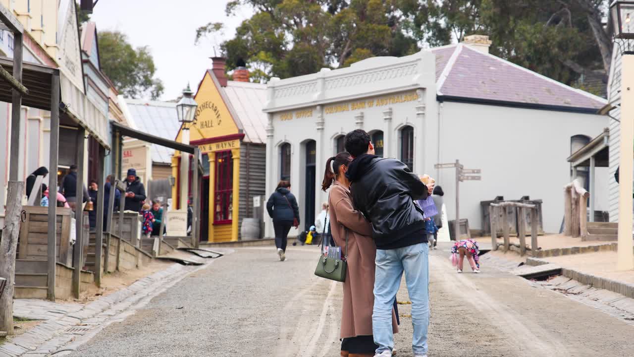 encantadora escena callejera de la ciudad histórica con turistas
