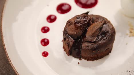 pastel de lava de chocolate con salsa de frambuesa