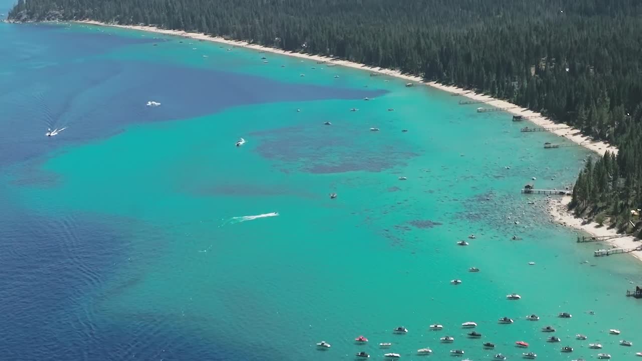 Esplora il Lago Tahoe con barche e acqua cristallina in una giornata di sole
