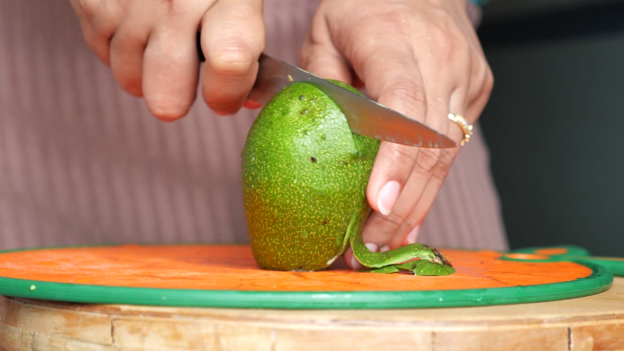 mujer cortando aguacate