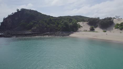 Playa-Rocosa-Y-De-Arena-Blanca-De-La-Bahía-De-Butterfish-Con-Velero-En-La-Isla-Great-Keppel,-Costa-De-Capricornio,-Queensland,-Australia