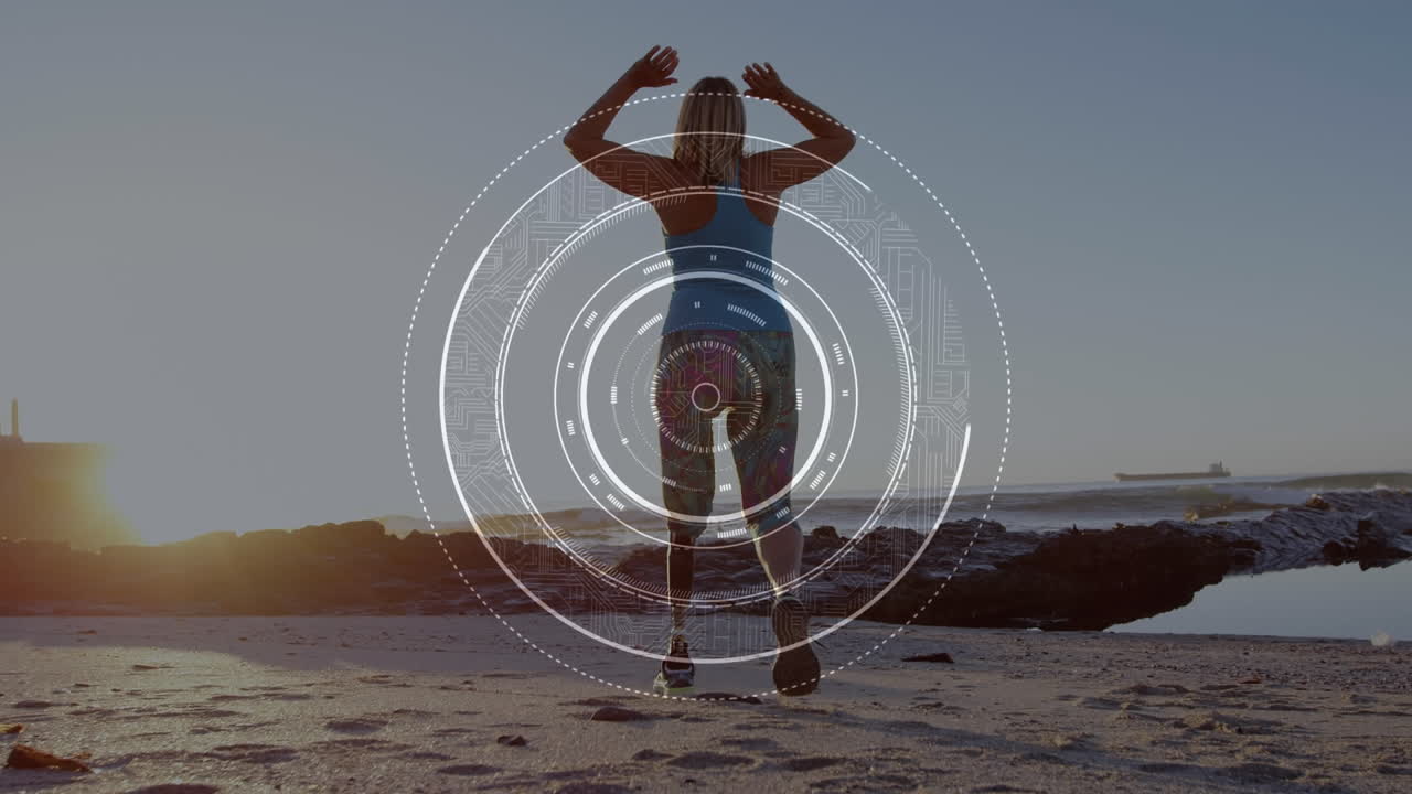 해변에서 인공 팔다리를 가진 여성이 운동하는 스 스캔의 애니메이션
