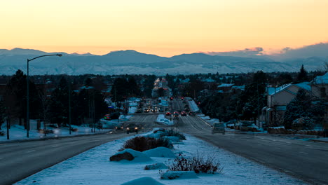 Lapso-De-Tiempo-De-Tráfico-En-Aurora,-Colorado-Durante-La-Puesta-De-Sol-De-Invierno