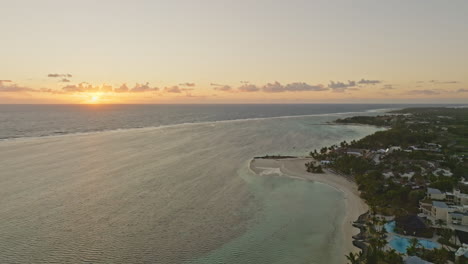 Vista-Aérea-De-Drones-De-La-Playa-Tropical-Al-Amanecer