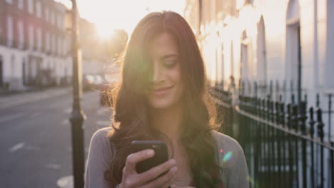 Schöne-Frau,-Die-Mit-Der-Smartphone-Technologie-App-Durch-Die-Stadt-Spaziert