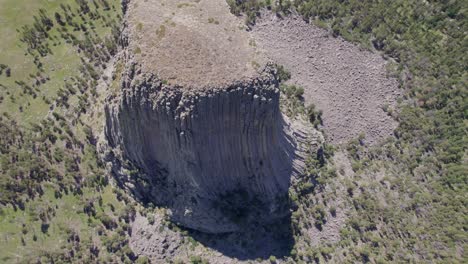 una toma de avión no tripulado de la torre del diablo, una torre masiva, monolítica, volcánica, ubicada en la región de black hills de wyoming