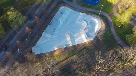 Luftaufnahme-Eines-Modernen-Skateparks,-Umgeben-Von-Bäumen