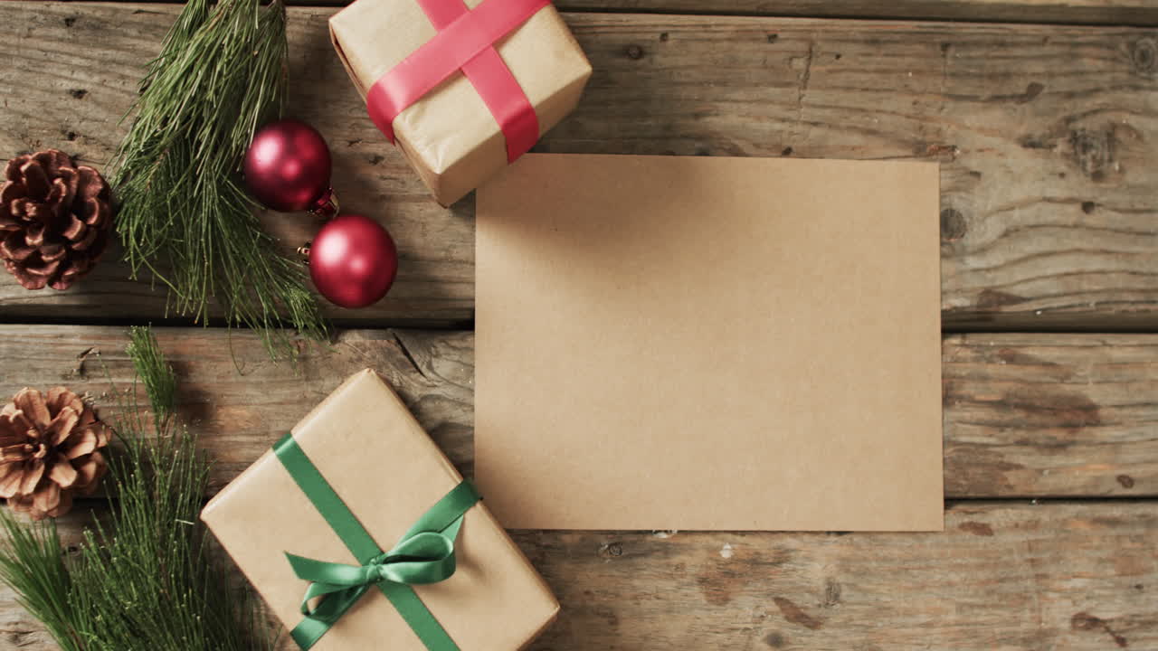 video de decoraciones de navidad con tarjetas y espacio de copia en fondo de madera