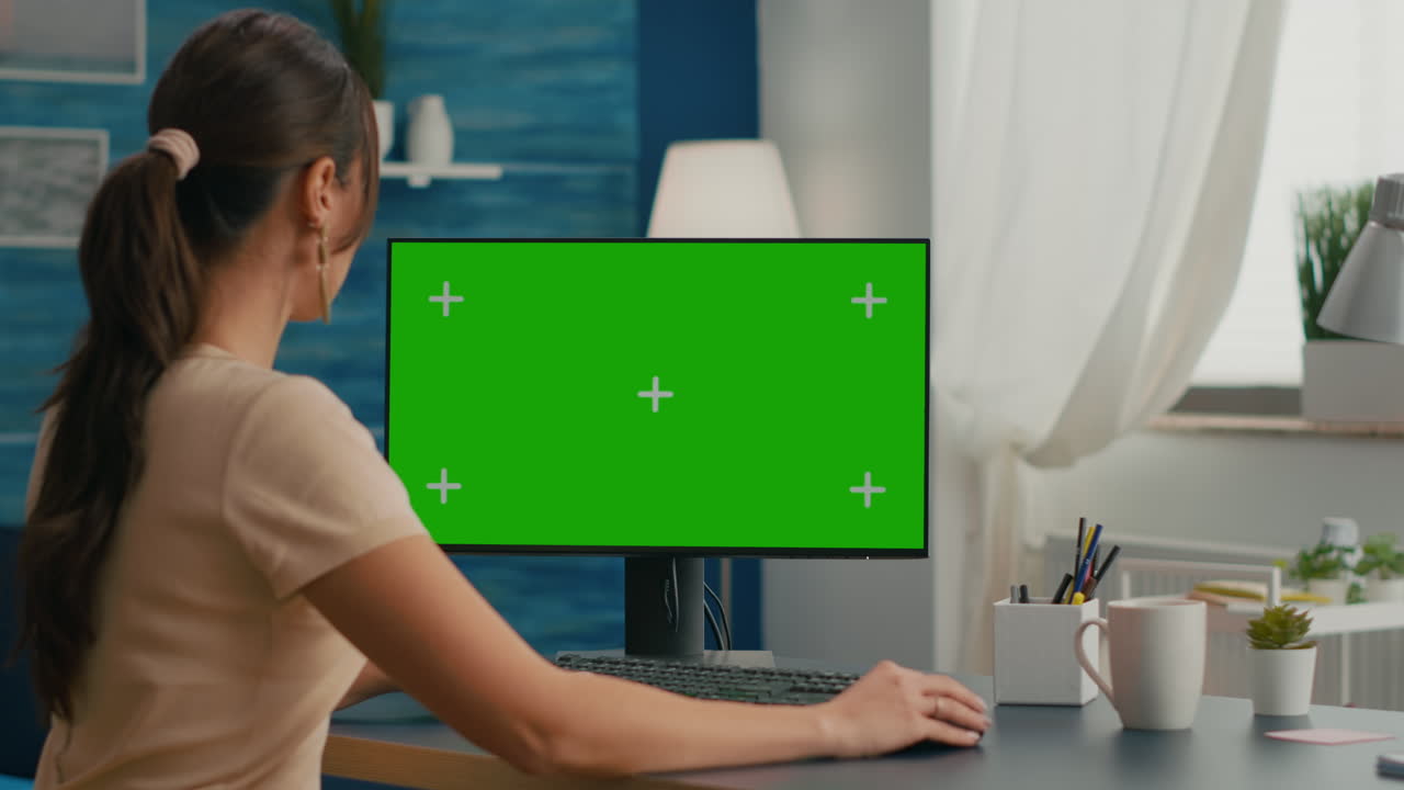 donna d'affari che scrive su un computer professionale