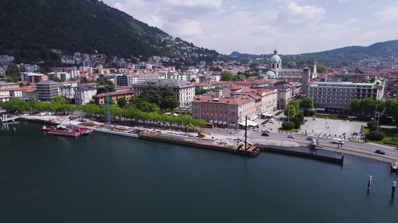 camino costero y edificios arquitectónicos en la famosa ciudad de bellagio en la región de lombardía, italia