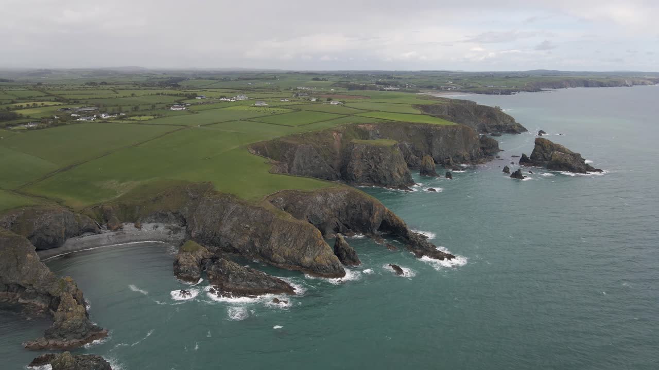 toma de drones de una costa en la irlanda rural con muchos acantilados, playas y formaciones rocosas en un día nublado