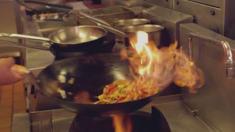 chef lanzando frito en llamas