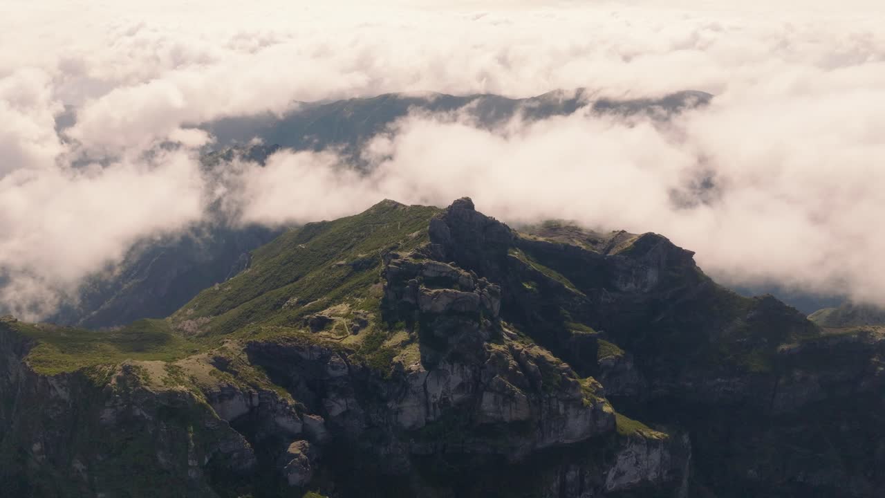 vuelo de avión no tripulado sobre las montañas de madeira, portugal