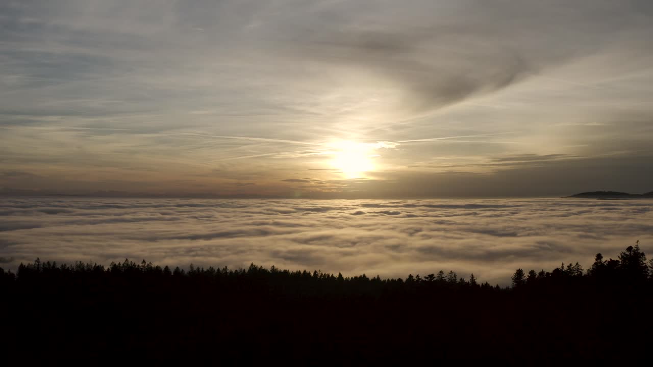 vuelo de drones sobre los bosques de la alta austria en una hermosa puesta de sol nublada