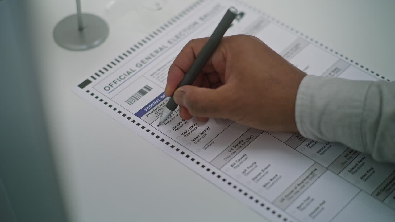 persona que llena una boleta electoral federal