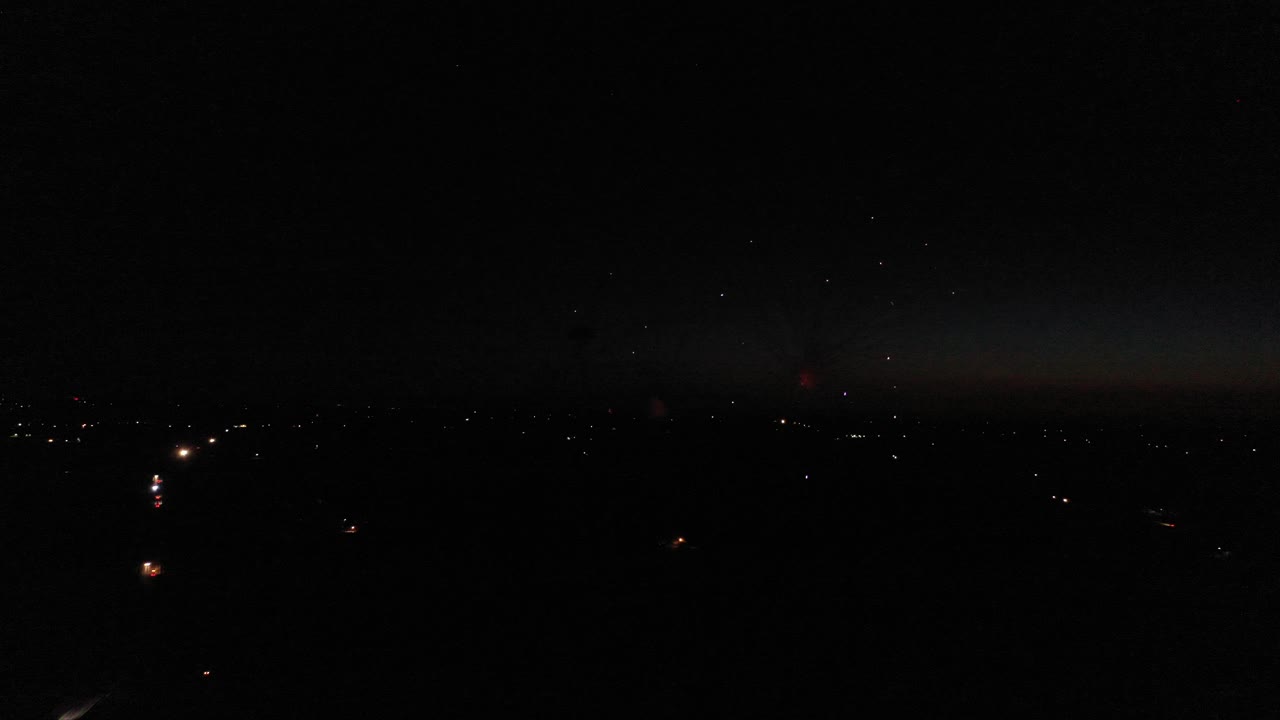 밤에는 도시 위에서 공중 불꽃놀이