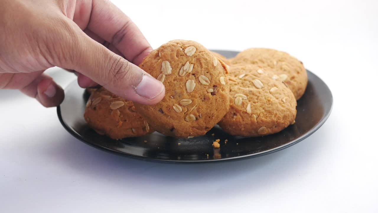 오트밀 쿠키를 손으로 들고
