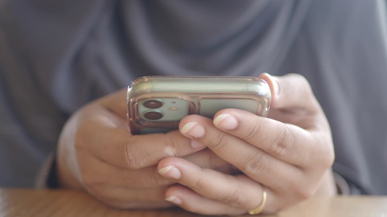 persona que utiliza un teléfono inteligente