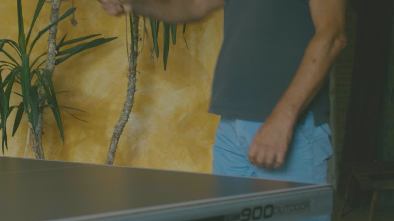 un caballero hace una broma de ping pong, es nuevo en el juego pero se divierte, momento de formación de equipos corporativos