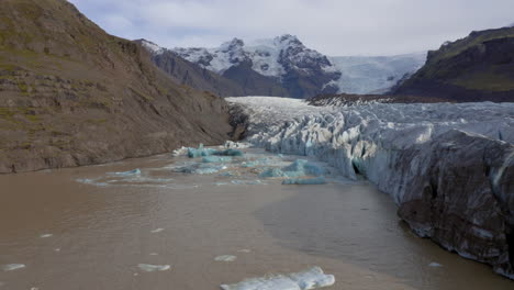 antena: volando hacia el colapso de los icebergs debido al desprendimiento del glaciar en el glaciar svinafellsjokull en islandia