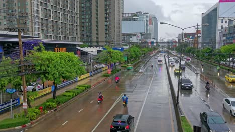 Die-Draufsicht-Zeigt-Eine-Stark-Befahrene-Straße-In-Bangkok,-Thailand,-Durch-Die-Ein-Krankenwagen-Als-Reaktion-Auf-Einen-Notfall-Rast