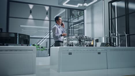 hombre de negocios hablando por teléfono en una oficina de ingeniería moderna