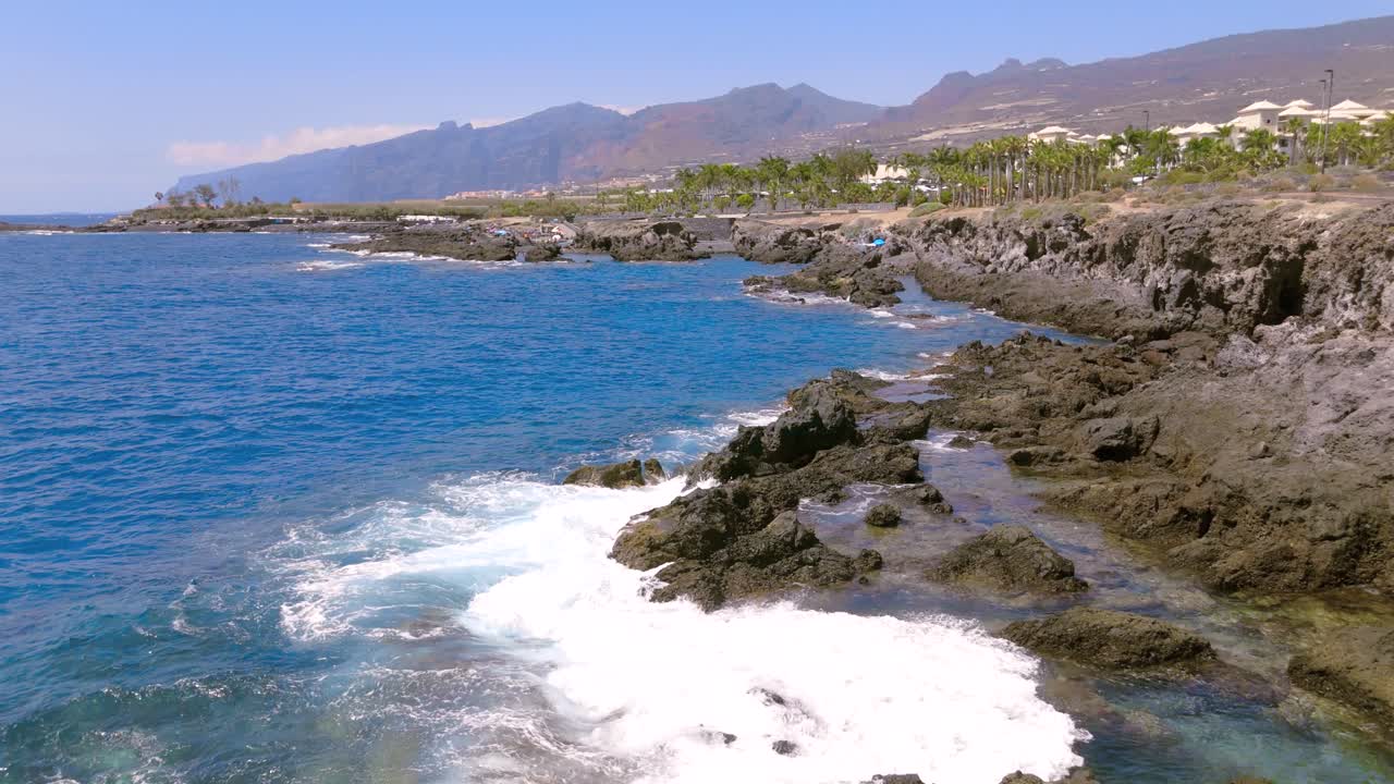 Piscine naturali ad Alcalá con coste rocciose e limpide onde blu dell'oceano.