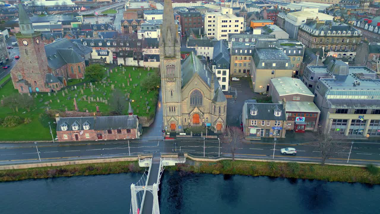 스코틀랜드 인버네스 의 강변 에 세워진 두 교회 사이 에 있는 묘지