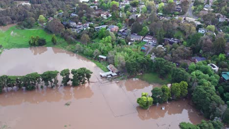 vista aérea del parque yarra flats inundado con agua cerca de las casas el 14 de octubre de 2022