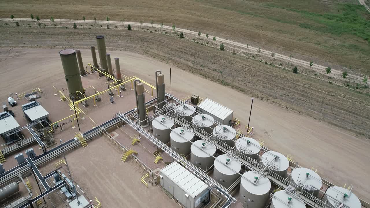 물속을 들여다보면 관객은 금처럼 보이는 것을 본다