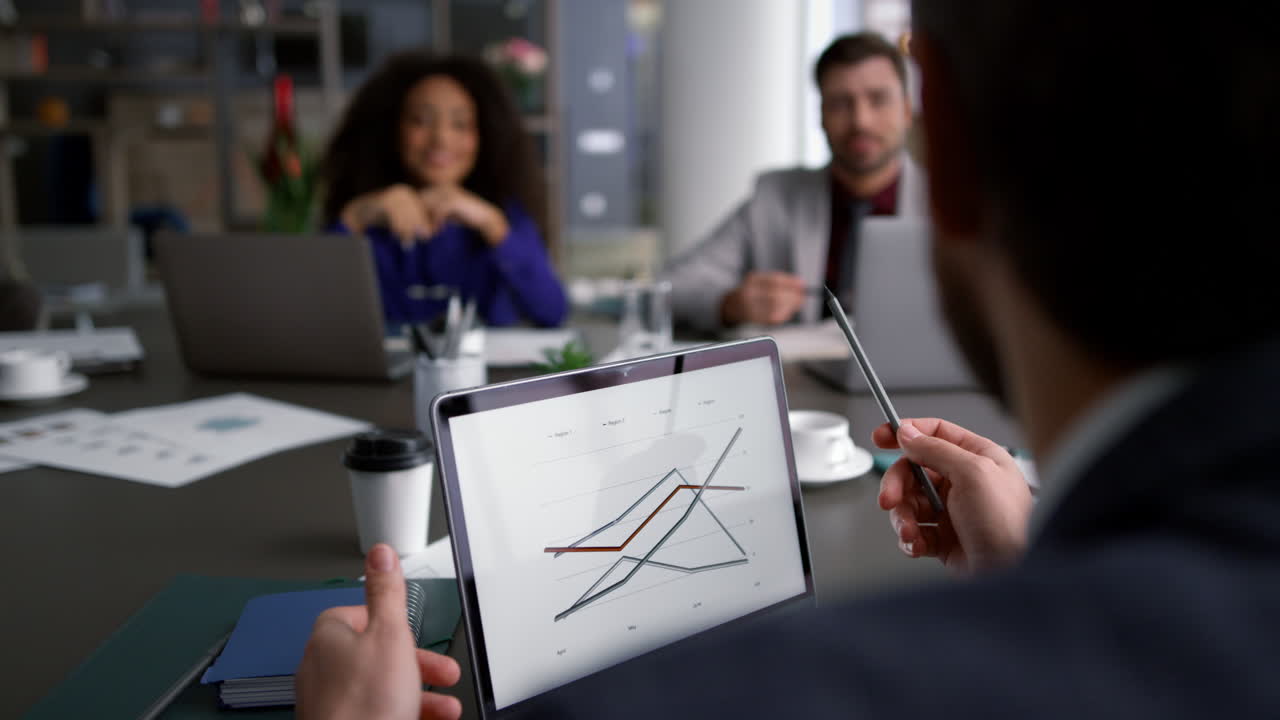 compañeros de trabajo equipo conferencia informativa utilizando computadora analizar gráficos gráficos en la oficina