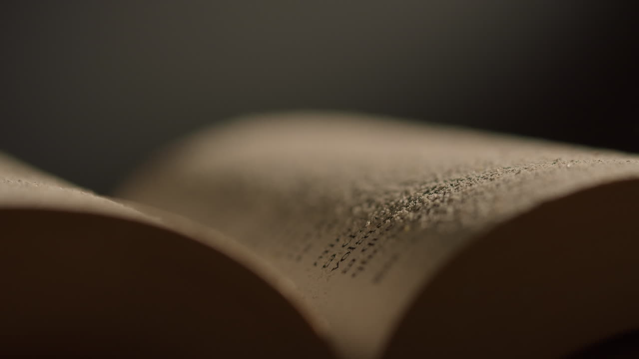 Libro aperto con polvere