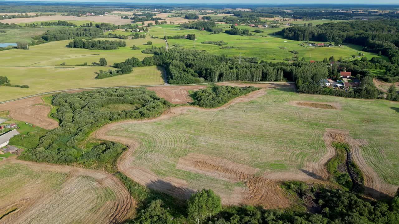 vista panorámica de campos y bosques en un caluroso día de verano
