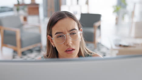 mujer, oficina y computadora para pensar