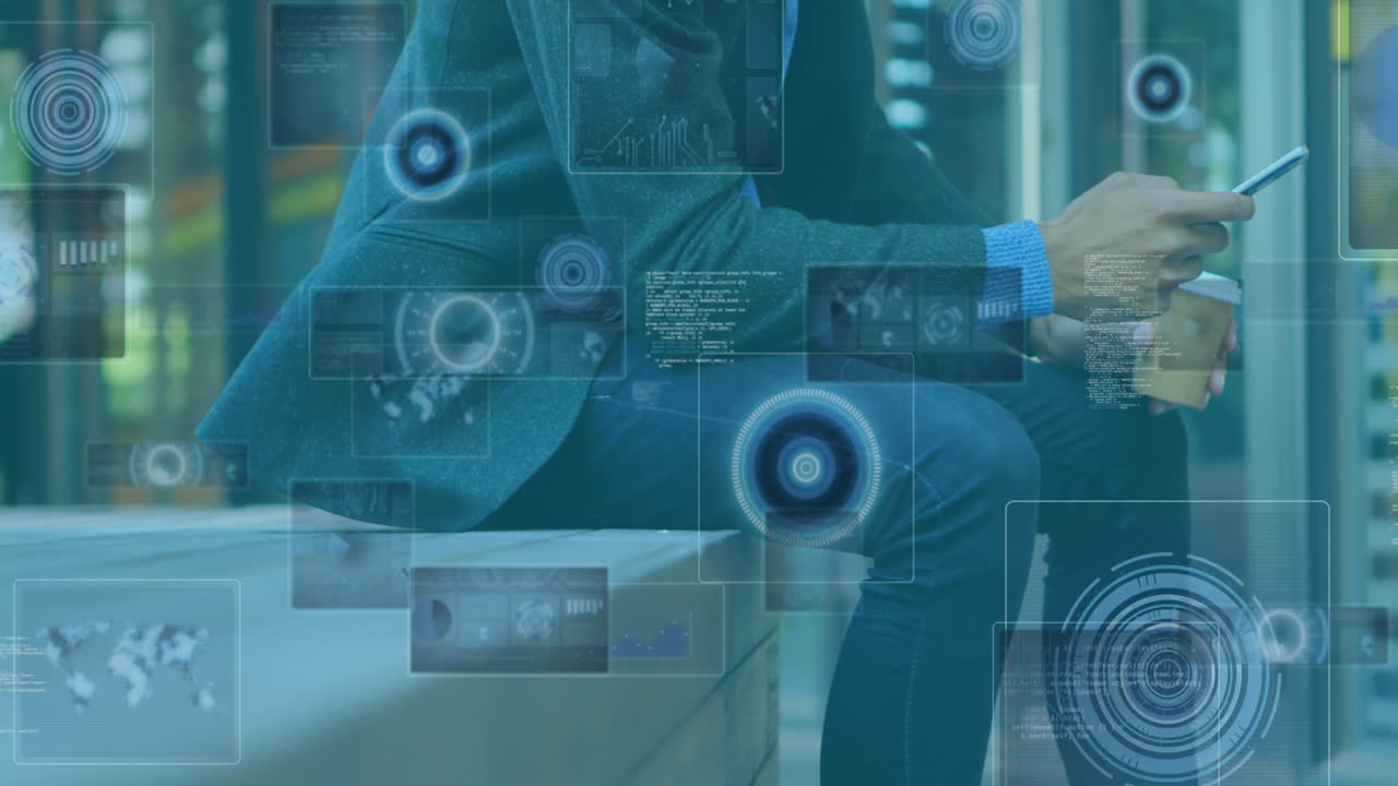 animación de escaneos y procesamiento de datos en pantallas sobre un hombre de negocios que usa un teléfono inteligente