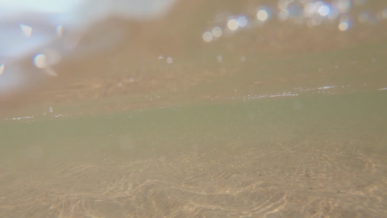 모래 해안 근처 바다 파도의 수 중 보기