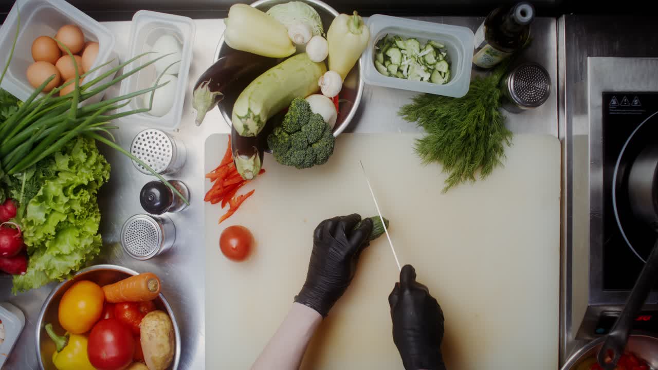 요리사 가 요리 를 위해 채소 를 준비 하고 있다