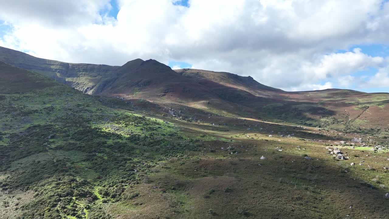 montañas comeragh waterford tarde en la noche luz aérea moviéndose a la izquierda en el acercamiento al lago coumshingaun en una cálida noche de verano
