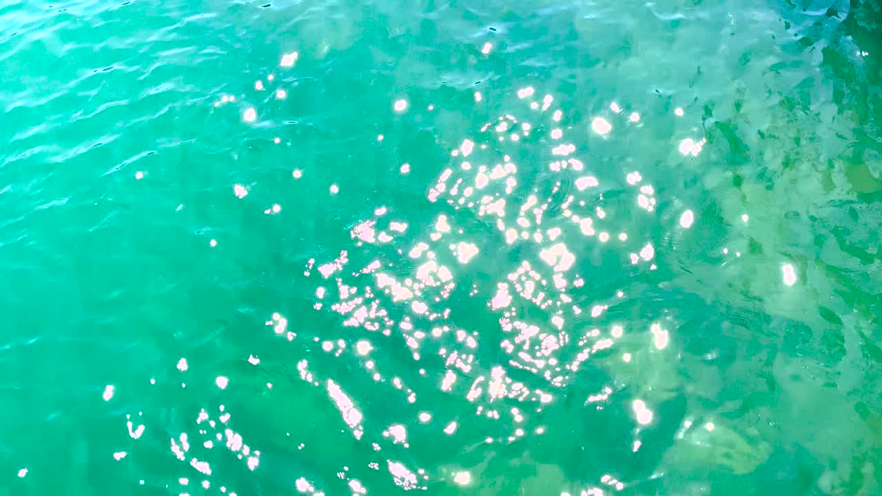 ⁇ 빛 의 놀라운 명상적 이고 편안 한 놀이, 물 표면 의 파동 에 반영 되는 것