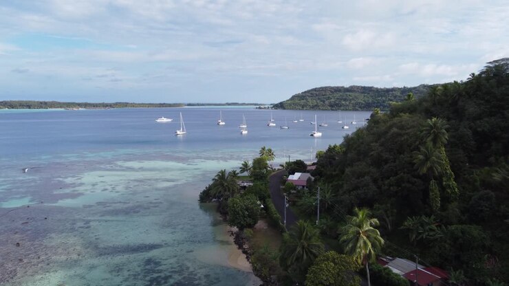Strada sopraelevata su un'isola tropicale mostra barche a vela ormeggiate in una laguna blu