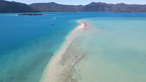 Langford-Island-Long-Sand-Spit-Verschwindet-Langsam-Bei-Flut---Wunderschöne-Meereslandschaft-Auf-Den-Whitsunday-Islands-In-Gold-Coast,-Qld,-Australien